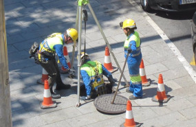 ep archivo   varios trabajadores inspeccionan un alcantarillado