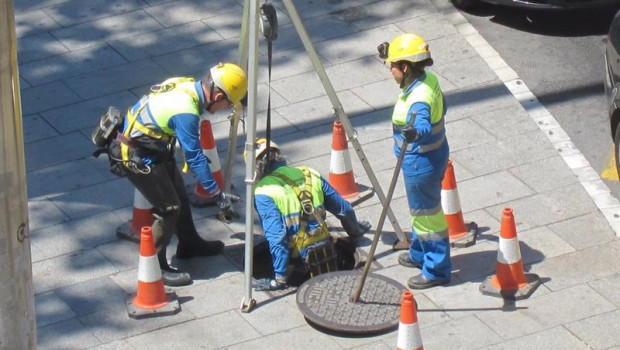 ep archivo   varios trabajadores inspeccionan un alcantarillado