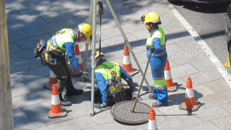 Archivo - Varios trabajadores inspeccionan un alcantarillado | EUROPA PRESS - Archivo ep archivo varios trabajadores inspeccionan un alcantarillado