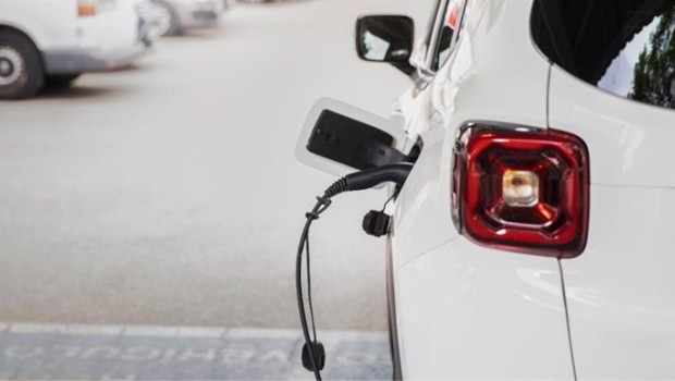 ep cuatro de cada diez hogares que tienen un vehiculo electrificado superan los 3000 euros
