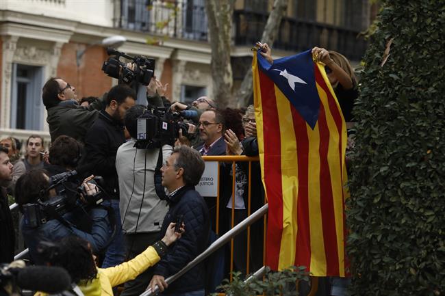Diputados con una estelada ante la declaración de Junqueras en la Audiencia | EUROPA PRESS ep diputadosuna esteladala declaracionjunquerasla audiencia