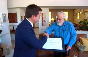 ep el linguista estadounidense noam chomsky recibe personalmente en su casa el premio fronteras del