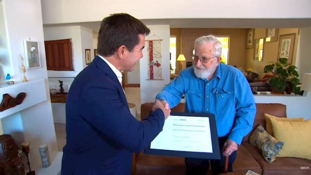 ep el linguista estadounidense noam chomsky recibe personalmente en su casa el premio fronteras del