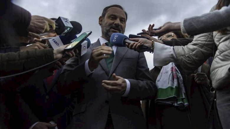 El Ministro de Fomento, José Luis Ábalos, atiende a los medios en una imagen de archivo | Javier Sakona - Europa Press - Archivo ep el ministro de fomento jose luis abalos atiende a los medios en una imagen de archivo