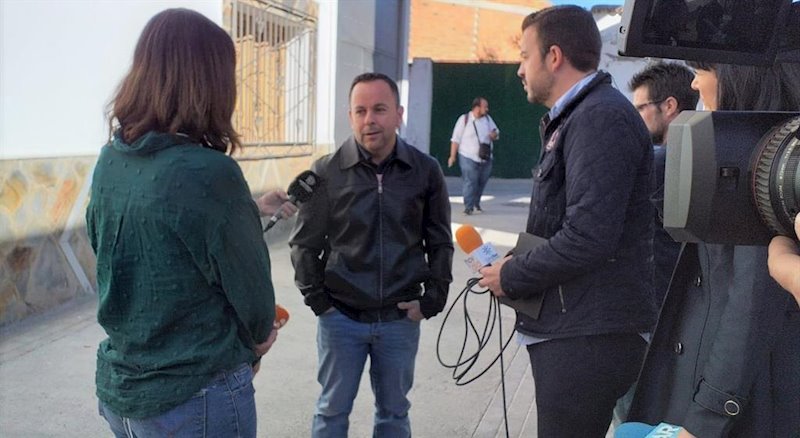 ep el padre del nino sergio habla con los medios de comunicacion en alcolea almeria poco despues de