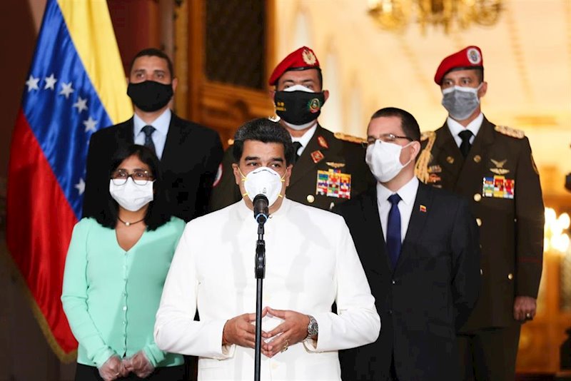https://img2.s3wfg.com/web/img/images_uploaded/b/8/ep_el_presidente_de_venezuela_nicolas_maduro_junto_a_miembros_de_su_gobierno_todos_ellos_con.jpg