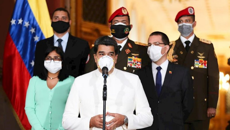 El presidente de Venezuela, Nicolás Maduro, junto a miembros de su Gobierno, todos ellos con mascarilla por el coronavirus. | Zurimar Campos/Prensa Miraflores / DPA ep el presidente de venezuela nicolas maduro junto a miembros de su gobierno todos ellos con