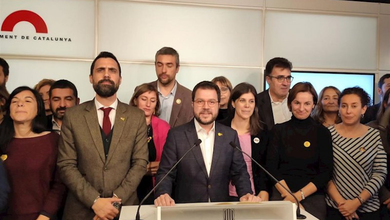 El presidente del Parlament, Roger Torrent, el vicepresidente de la Generalitat, Pere Aragonès, y la portavoz de ERC, Marta Vilalta junto a consellers y diputados de ERC | EUROPA PRESS ep el presidente del parlament roger torrent el vicepresidente de la generalitat pere aragons y la