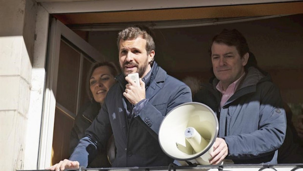 ep el presidente del pp pablo casado en un balcon de una vivienda de palencia junto al presidente de