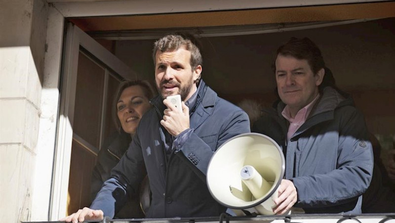 El presidente del PP, Pablo Casado, en un balcón de una vivienda de Palencia junto al presidente de Castilla y León, Alfonso Fernández Mañueco, y la diputada Milagros Marcos | Carlos Mateo - Europa Press - Archivo ep el presidente del pp pablo casado en un balcon de una vivienda de palencia junto al presidente de