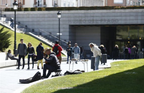 ep entrada al museo del prado exteriores del museo del prado musico musicos gente paseando pasear