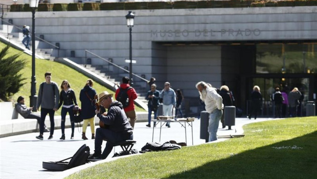 ep entrada al museo del prado exteriores del museo del prado musico musicos gente paseando pasear