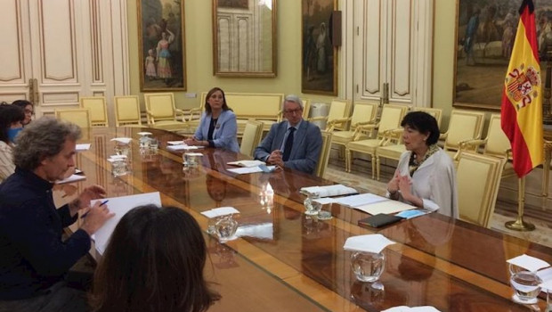 ep fernando simon a la izquierda de la imagen y la ministra de educacion isabel celaa a la derecha