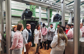 ep futuros hosteleros de fundacion cruzcampo reciben formacion de deoleo sobre produccion y