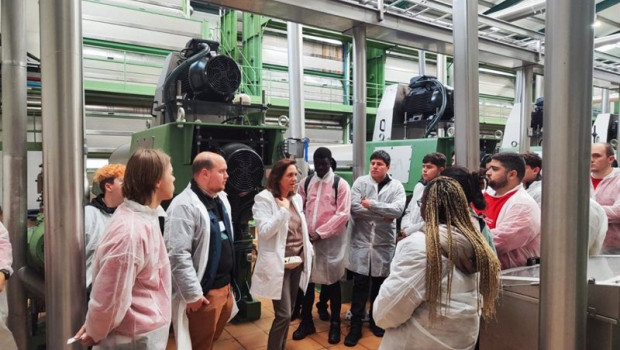 ep futuros hosteleros de fundacion cruzcampo reciben formacion de deoleo sobre produccion y