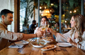 ep gente comiendo con vinos de jerez