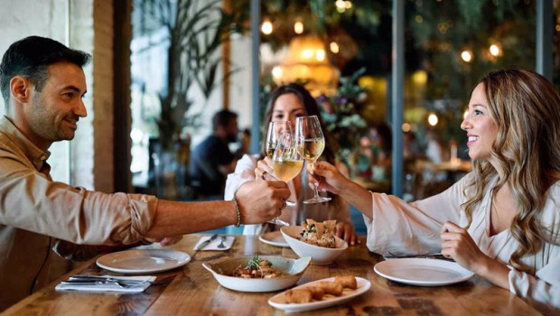 ep gente comiendo con vinos de jerez