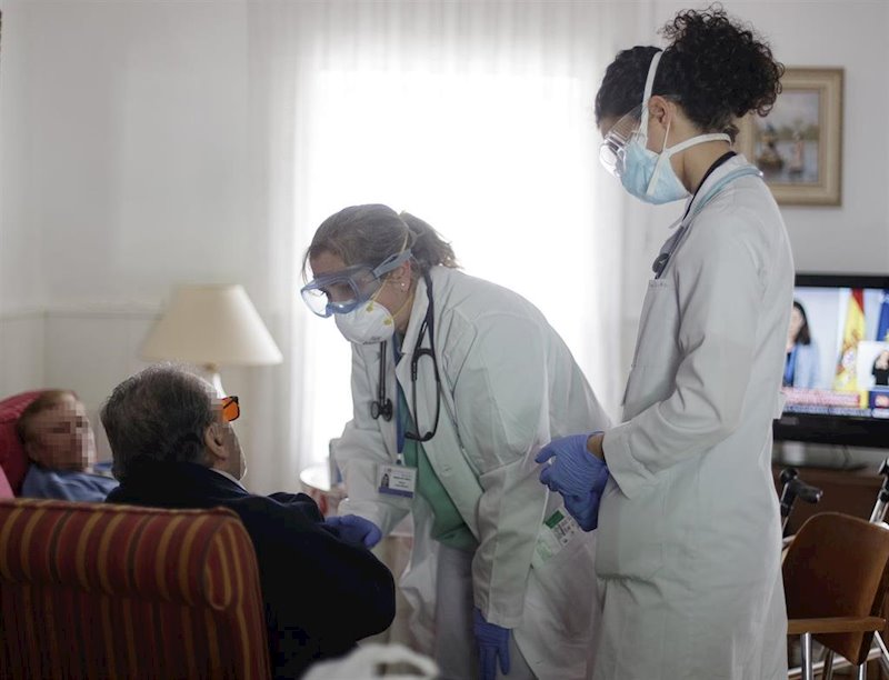 https://img2.s3wfg.com/web/img/images_uploaded/b/8/ep_la_medico_residente_iranzu_sanchez_d_acude_con_una_companera_a_atender_a_domicilio_a_una_anciana.jpg