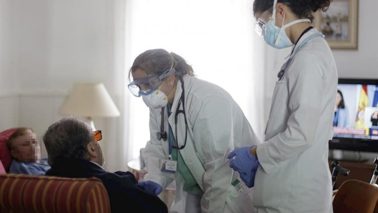 ep la medico residente iranzu sanchez d acude con una companera a atender a domicilio a una anciana ep la medico residente iranzu sanchez d acude con una companera a atender a domicilio a una anciana