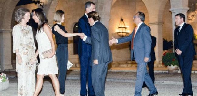 Líder de Actua Baleares, Jorge Campos, dando la mano a los Reyes | ACTUA BALEARES ep lideractua baleares jorge campos dandomanolos reyes