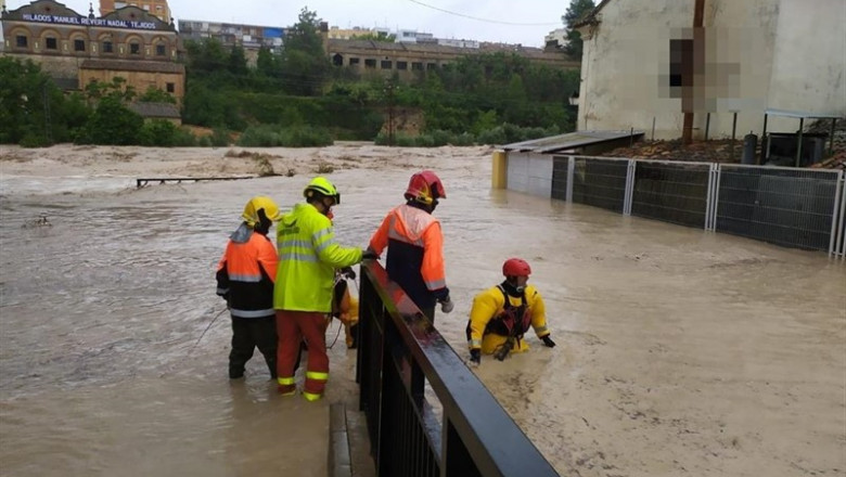 Los bomberos realizan rescatas y desalojos en la zona Cantereria de Ontinyent (Valencia), "la más afectada" miedo lo desbordo del río Clariano (DANA septiembre 2019) | CONSORCIO BOMBERROS VALENCIA ep los bomberos realizan rescatas y desalojos en la zona cantereria de ontinyent valencia la mas