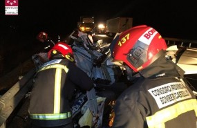 ep los bomberosrescatadolos heridoscoche