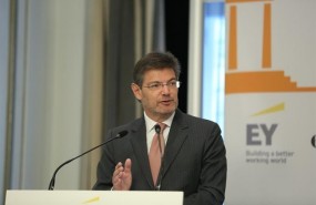 ep ministro rafael catala participaun desayuno coloquieconomista