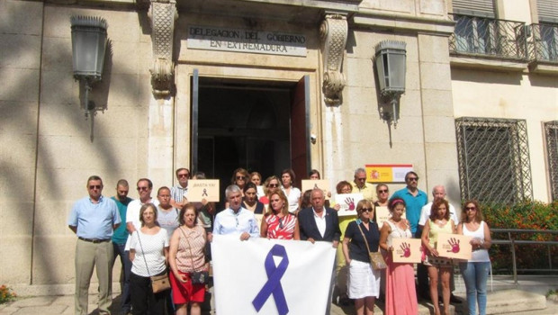 ep minuto de silencio en badajoz por la ultima victima de la violencia machista