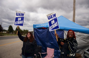 ep october 16 2019 - bedford indiana united states united auto workers uaw members picket outside