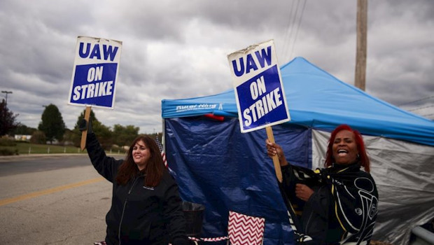 ep october 16 2019 - bedford indiana united states united auto workers uaw members picket outside