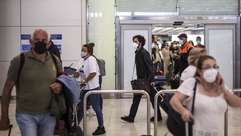 ep pasajeros de un vuelo procedente de quito a su llegada a las instalaciones de la terminal t4 del ep pasajeros de un vuelo procedente de quito a su llegada a las instalaciones de la terminal t4 del
