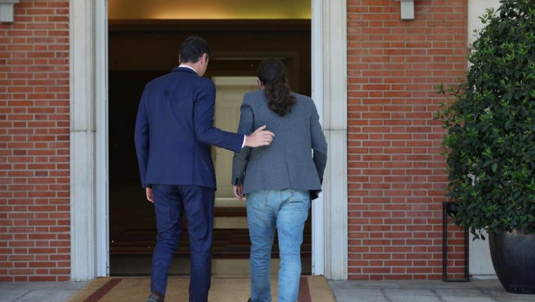 El presidente del Gobierno, Pedro Sánchez, recibe al secretario general de Podemos, Pablo Iglesias, en Moncloa | Jesús Hellín - Europa Press ep presidentegobierno pedro sanchez recibesecretario generalpodemos pablo iglesias en moncloa