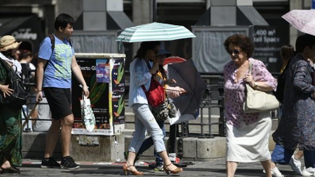 ep recursoscalor verano sol buen tiempo mujerparaguas