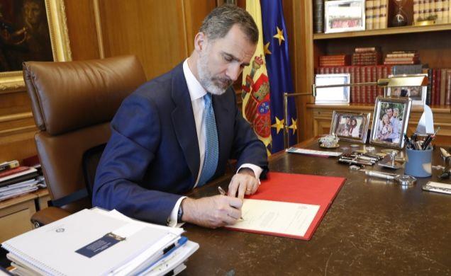 El Rey firma el decreto de nombramiento de Pedro Sánchez como presidente | CASA REAL ep rey firmadecretonombramientopedro sanchezpresidente