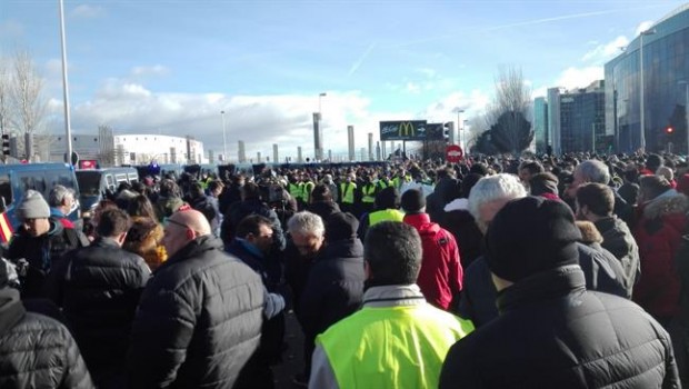 ep taxistas concentradosifema increpanun periodista