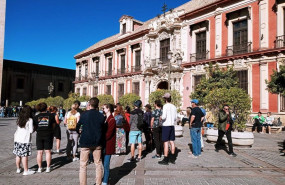 ep turistas en la plaza virgen de los reyes de sevilla