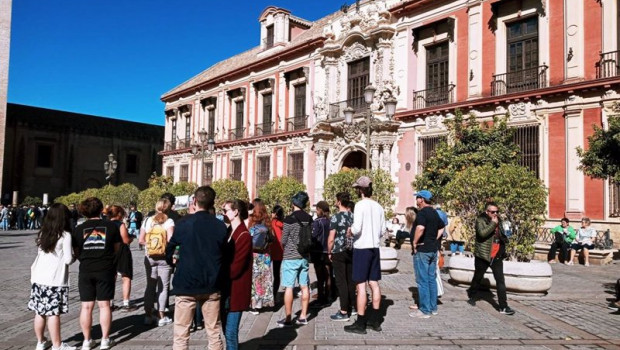 ep turistas en la plaza virgen de los reyes de sevilla