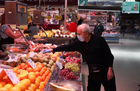 ep un cliente senala la pieza de fruta que quiere en una fruteria del mercado central de valencia ep un cliente senala la pieza de fruta que quiere en una fruteria del mercado central de valencia