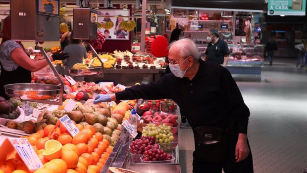ep un cliente senala la pieza de fruta que quiere en una fruteria del mercado central de valencia