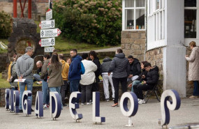 ep un grupo de mas de 30 trabajadores continua a las puertas de la factoria sargadelos sin acceder a