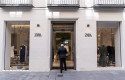 ep un hombre entra en una tienda zara ep un hombre entra en una tienda zara