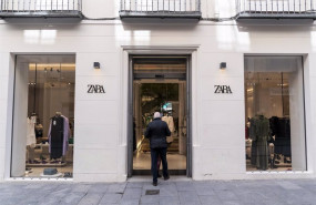 ep un hombre entra en una tienda zara