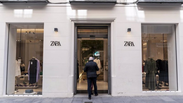 ep un hombre entra en una tienda zara