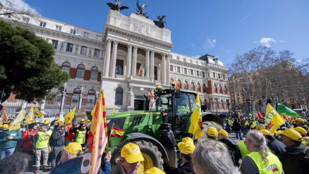 ep un tractor llega a la concentracion de agricultores en el ministerio de agricultura