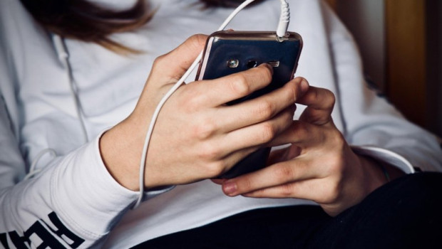 ep una adolescente mira la pantalla de su telefono movil ep una adolescente mira la pantalla de su telefono movil