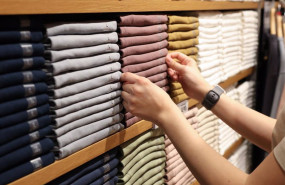 ep una dependienta coloca la ropa en una tienda