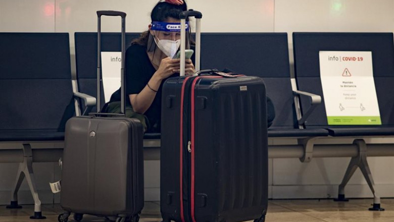 Una joven en Barajas. | Eduardo Parra - Europa Press - Archivo ep una joven en barajas
