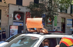 ep unas manifestantes en la caravana por espana y su libertad organizada por vox