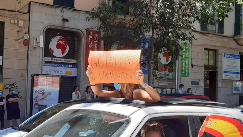 Unas manifestantes en la 'Caravana por España y su libertad' organizada por Vox. | EUROPA PRESS ep unas manifestantes en la caravana por espana y su libertad organizada por vox