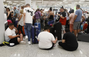 ep varios turistas hacen cola frente a los mostradores de la compania thomas cook en el aeropuerto